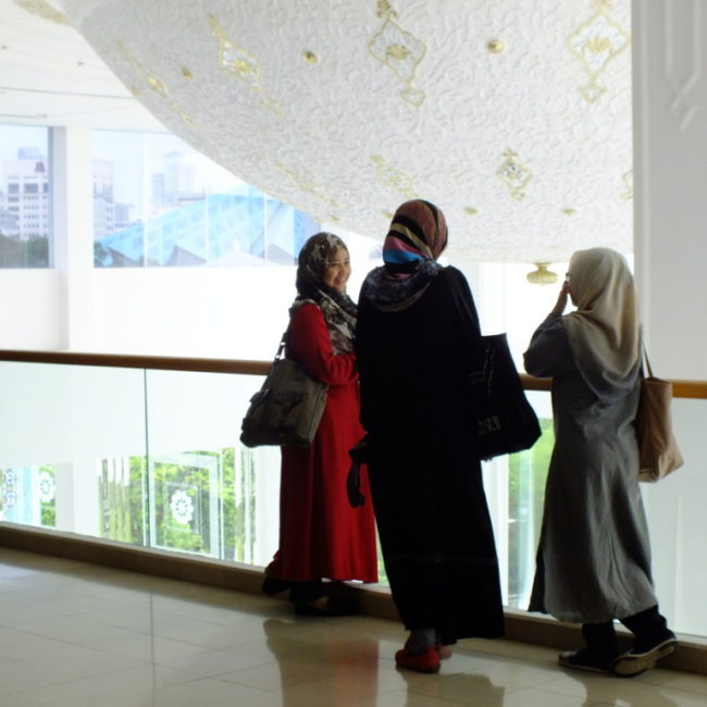 モスリムの女性：カラフルなヒジャーブを見ているだけで楽しい　イスラムアート美術館にて